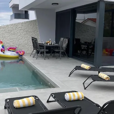 Lura In Mit Pool Vila