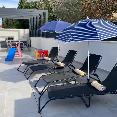 Vila Lura In Mit Pool *