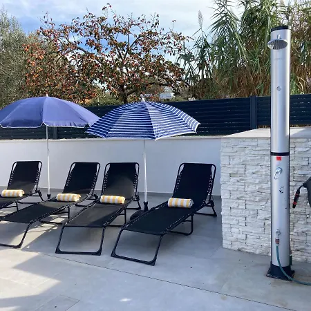 Lura In Mit Pool Pula