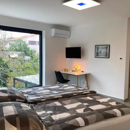 Lura In Mit Pool Pula