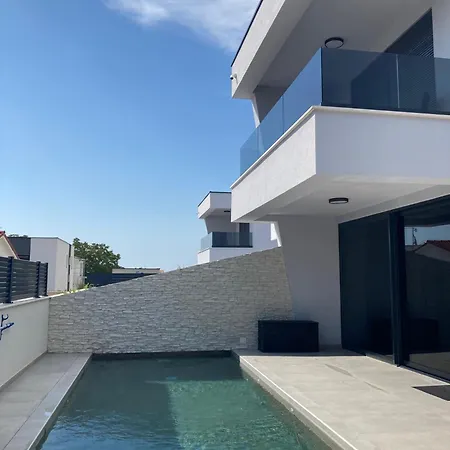 Villa Lura In Mit Pool *