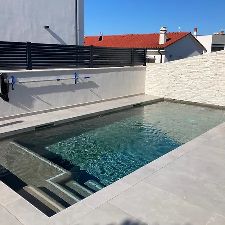 Vila Lura In Mit Pool Pula