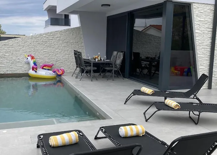 Lura In Mit Pool Vila