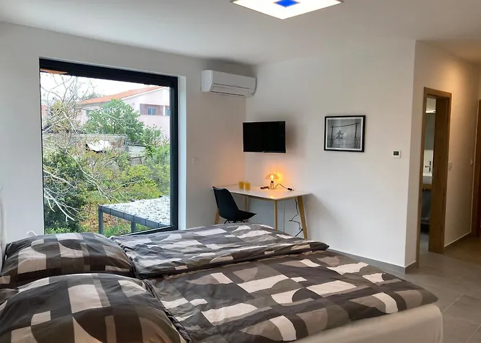 Lura In Mit Pool Pula