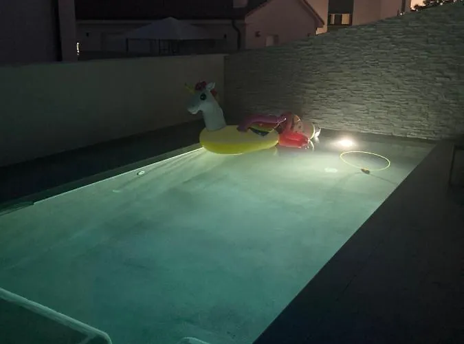 Vila Lura In Mit Pool Pula