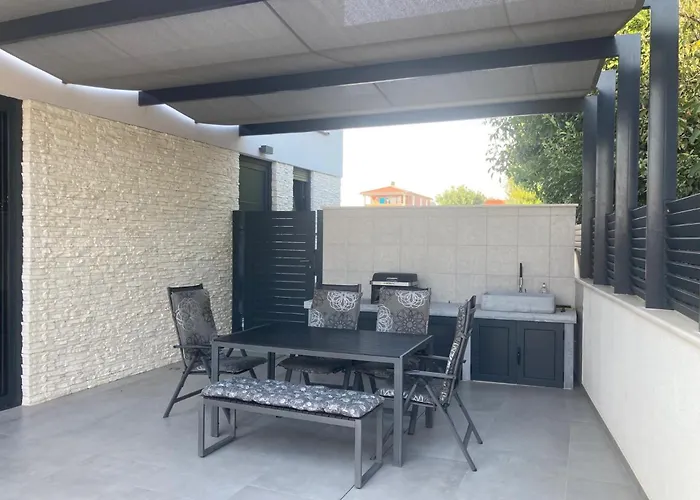 Villa Lura In Mit Pool