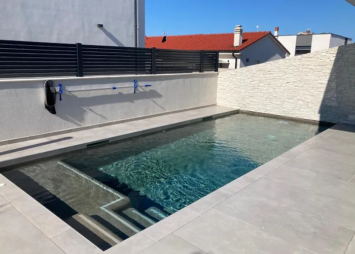 Vila Lura In Mit Pool Pula